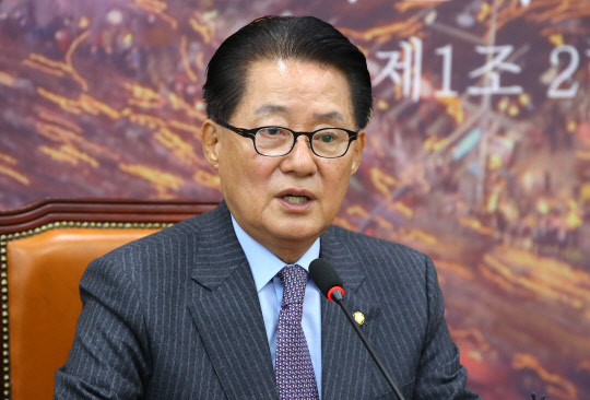 "여야 4당과 탄핵안 공조" 강조하는 박지원      (서울=연합뉴스) 황광모 기자 = 국민의당 박지원 비상대책위원장 겸 원내대표가 24일 오전 국회에서 열린 원내정책회의에서 발언을 하고 있다. 박 비대위원장은 "여야 4당은 단일 탄핵안 발의해야 한다"며 "단일한 탄핵안이 나오도록 공조하겠다"고 밝혔다. 2016.11.24     hkmpooh@yna.co.kr  (끝)